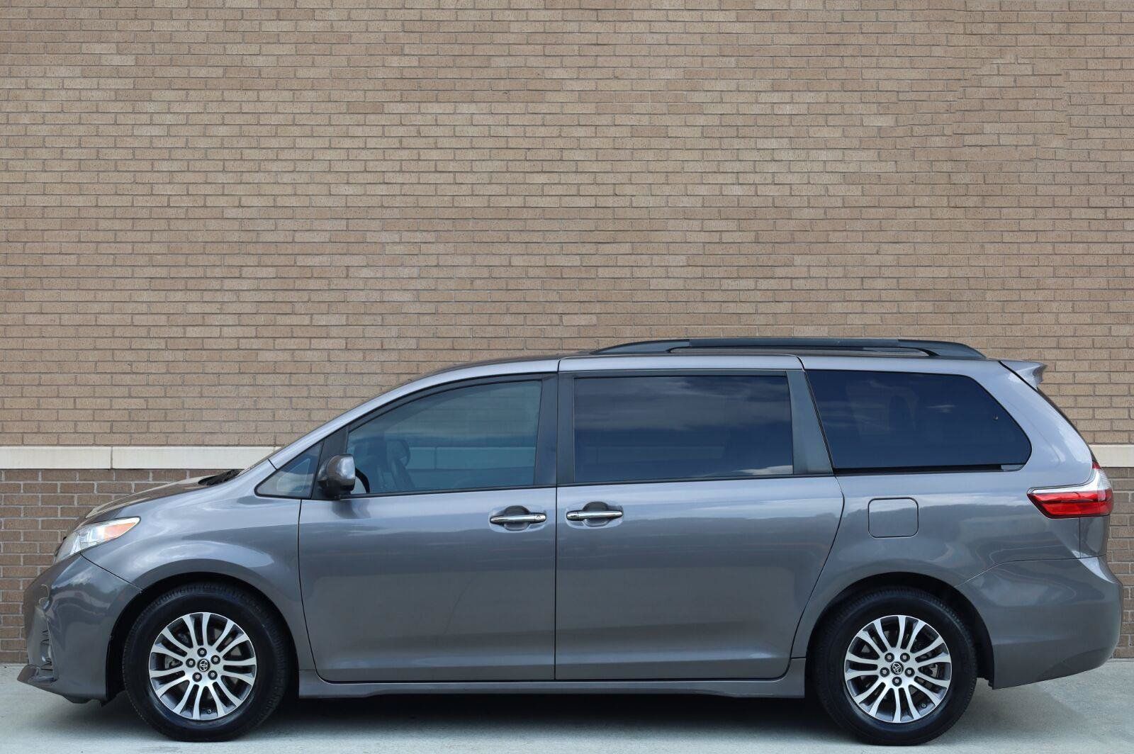 Used 2019 Toyota Sienna XLE Premium FWD image 2