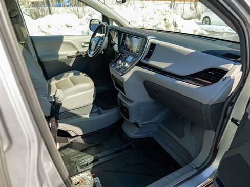 Used 2018 Toyota Sienna XLE w/ XLE Navigation Package FWD image 39