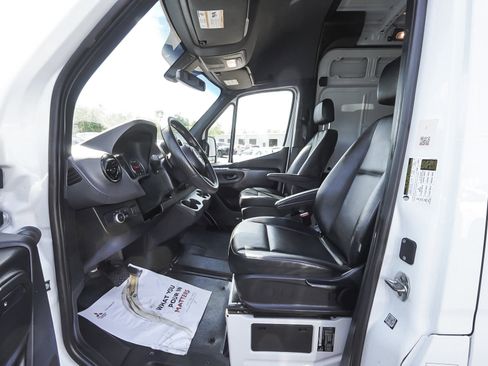 Used 2025 Mercedes-Benz Sprinter 2500 image 25