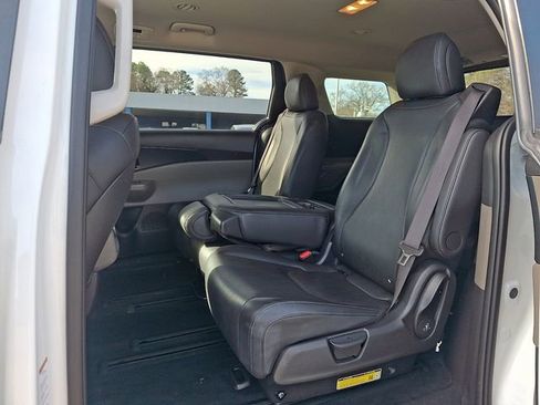 Used 2025 Kia Carnival FWD image 12