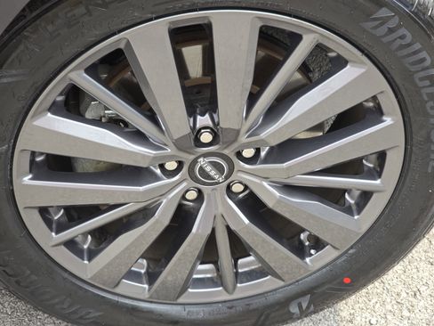 Used 2024 Nissan Pathfinder SL w/ SL Premium Package image 3