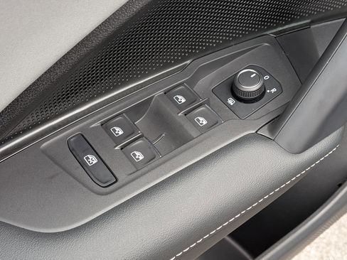 Used 2025 Volkswagen Tiguan SE R-Line image 13