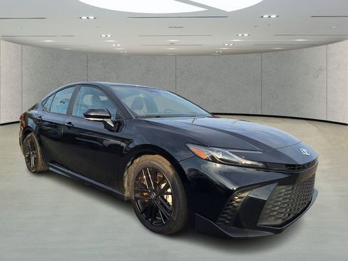 Used 2025 Toyota Camry SE w/ Convenience Package image 6