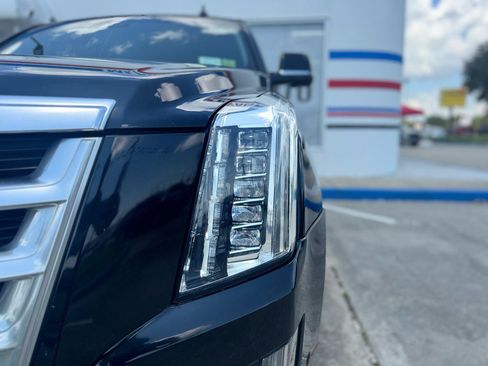 Used 2019 Cadillac Escalade ESV Luxury AWD/4WD image 13
