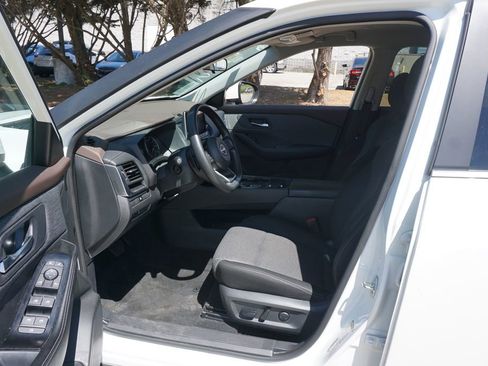 Used 2023 Nissan Rogue SV image 2