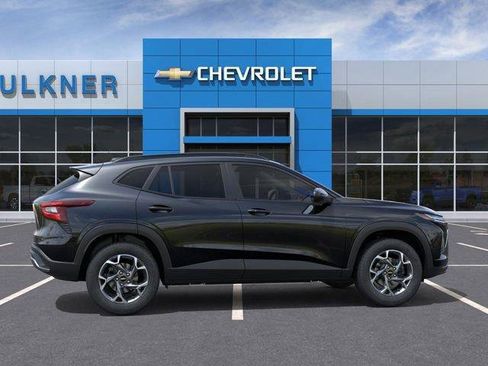 New 2025 Chevrolet Trax LT w/ Driver Confidence Package FWD image 5