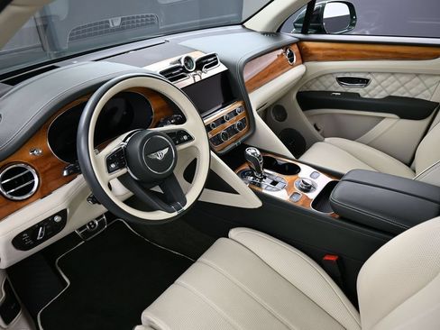 Certified 2022 Bentley Bentayga AWD/4WD image 4