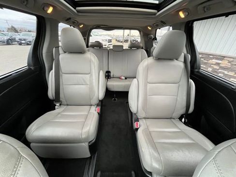 Used 2017 Toyota Sienna Limited image 33