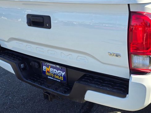 Used 2017 Toyota Tacoma TRD Sport w/ Tow Package (A/T) AWD/4WD image 9