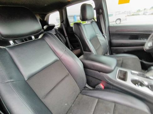 Used 2019 Jeep Grand Cherokee Altitude AWD/4WD image 12