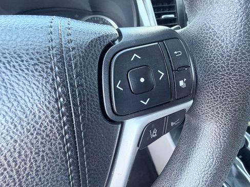 Used 2019 Toyota Highlander LE FWD image 14