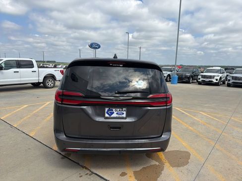 Used 2023 Chrysler Pacifica Touring-L FWD image 6