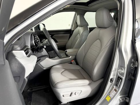 Used 2020 Toyota Highlander XLE AWD/4WD image 35