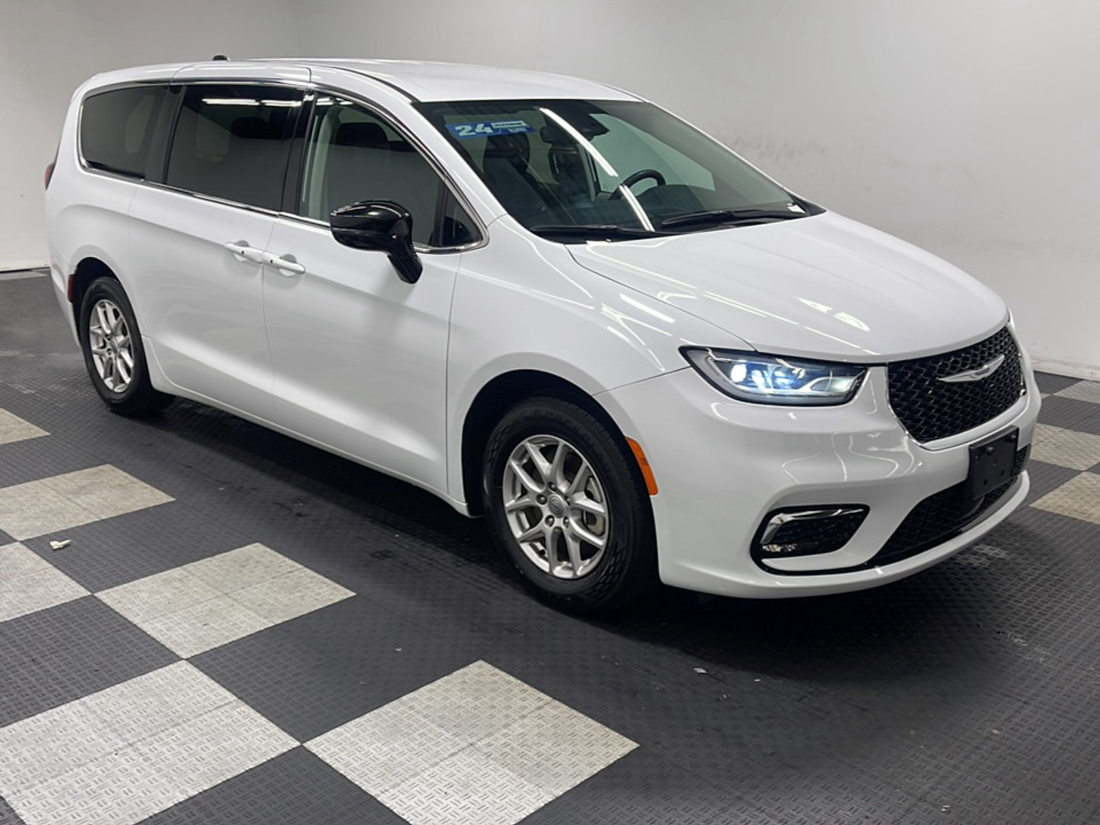 Used 2024 Chrysler Pacifica Touring-L FWD image 24