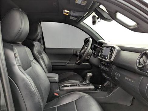Used 2022 Toyota Tacoma TRD Sport w/ TRD Premium Sport Package AWD/4WD image 21