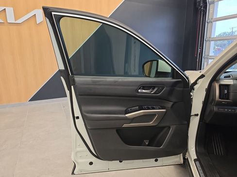 Used 2023 Nissan Pathfinder Platinum FWD image 15