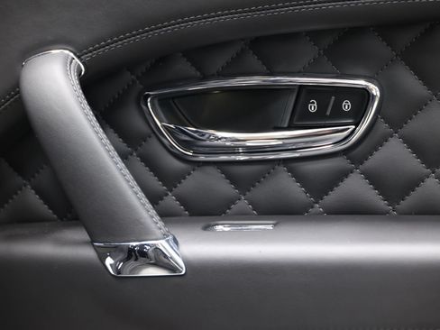 Used 2020 Bentley Bentayga Plug-In Hybrid AWD/4WD image 81