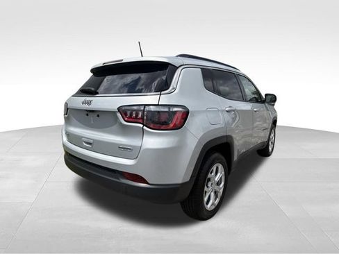 Used 2024 Jeep Compass Latitude AWD/4WD image 16