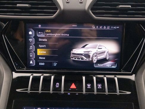 Used 2022 Lamborghini Urus AWD/4WD image 31