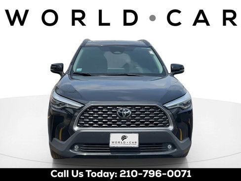 Used 2023 Toyota Corolla Cross XLE w/ Convenience Package FWD image 2