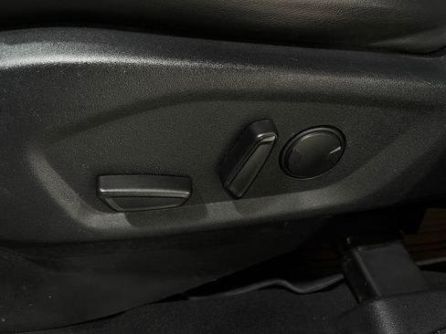 Used 2019 Ford Explorer XLT w/ Equipment Group 202A AWD/4WD image 16