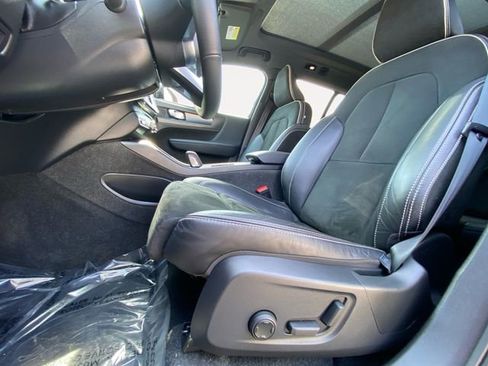 Used 2022 Volvo XC40 P8 Recharge Ultimate image 9