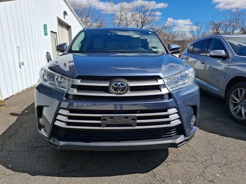 Used 2017 Toyota Highlander XLE w/ Carpet Mat Package image 2