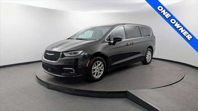 Used 2023 Chrysler Pacifica Touring-L FWD image 2