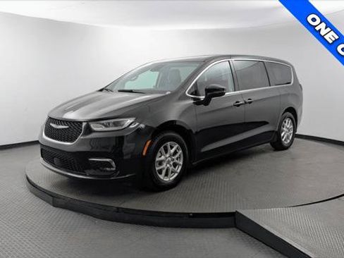Used 2023 Chrysler Pacifica Touring-L FWD image 2