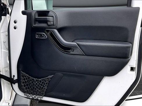 Used 2014 Jeep Wrangler Unlimited Sahara image 26