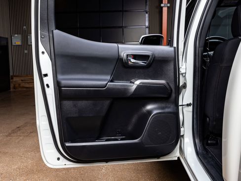 Used 2022 Toyota Tacoma TRD Off-Road image 37