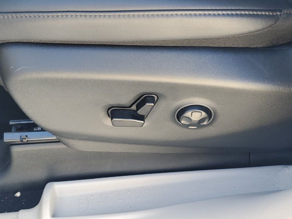 Used 2024 Chrysler Pacifica Touring-L FWD image 16