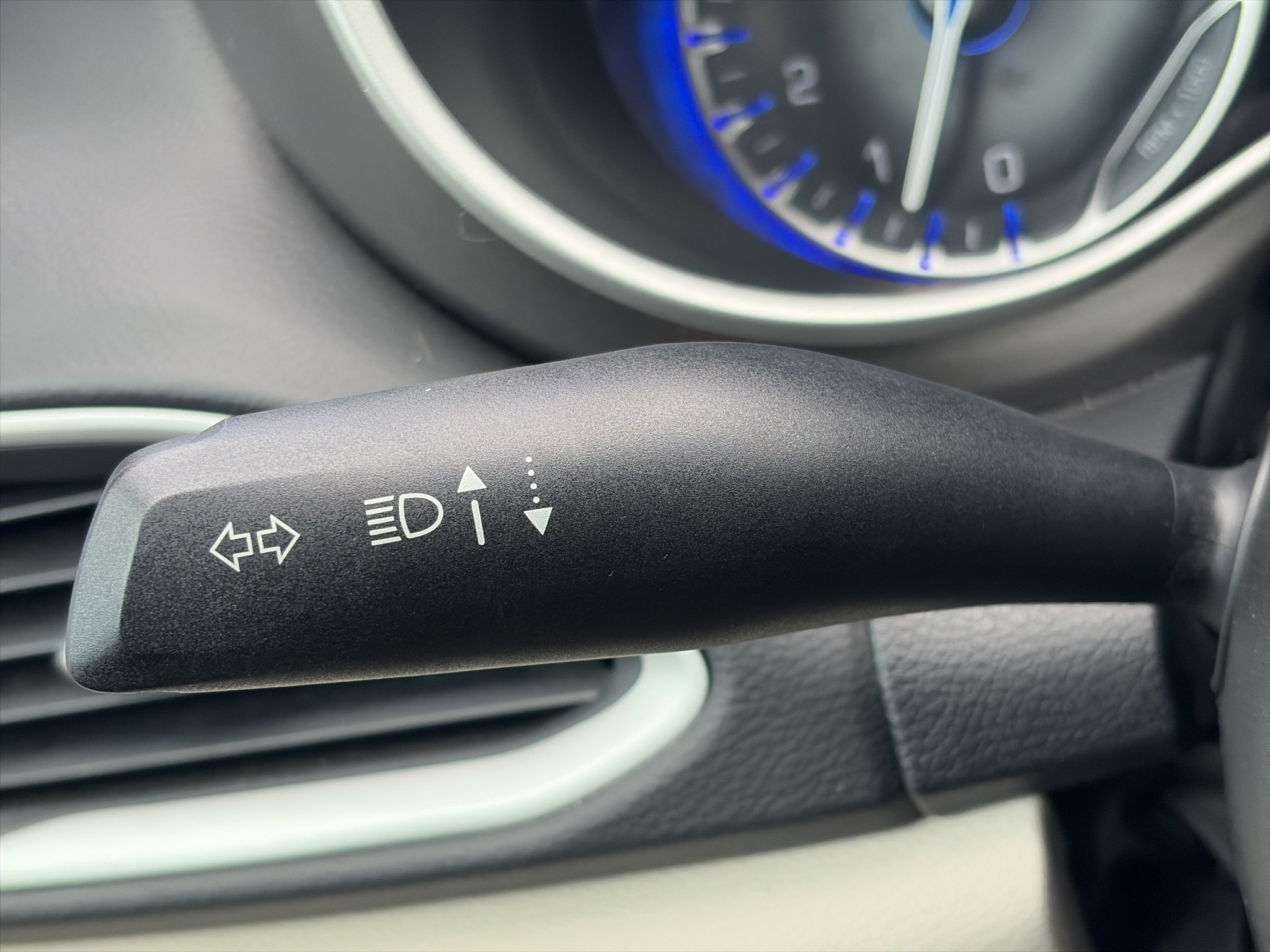 Used 2024 Chrysler Pacifica Touring-L FWD image 11