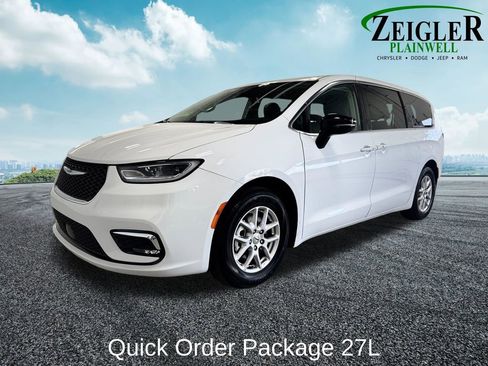 Used 2023 Chrysler Pacifica Touring-L FWD image 2