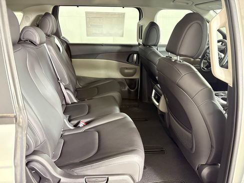 New 2026 Kia Carnival EX FWD image 44