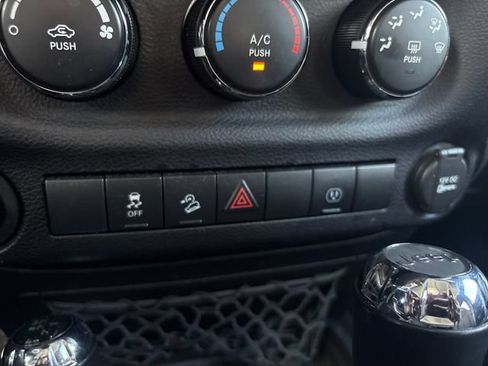 Used 2015 Jeep Wrangler Unlimited Rubicon w/ Connectivity Group AWD/4WD image 25
