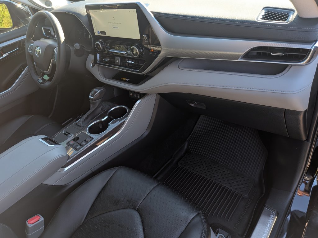Used 2024 Toyota Highlander Platinum FWD image 32