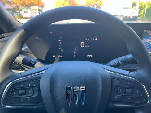 Used 2025 Buick Envista Sport Touring image 25