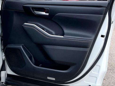 Used 2023 Toyota Highlander Bronze Edition image 23