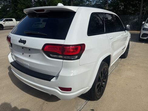 Used 2018 Jeep Grand Cherokee Altitude image 4