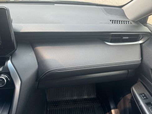 Used 2021 Toyota Venza LE AWD/4WD image 21