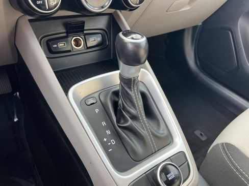 Used 2022 Hyundai Venue SEL FWD image 29