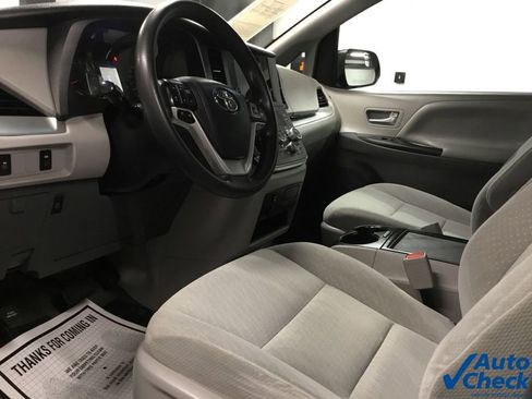 Used 2017 Toyota Sienna LE image 24