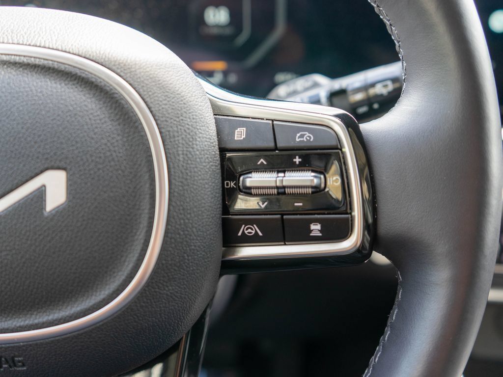 Certified 2025 Kia Carnival SX Prestige FWD image 23
