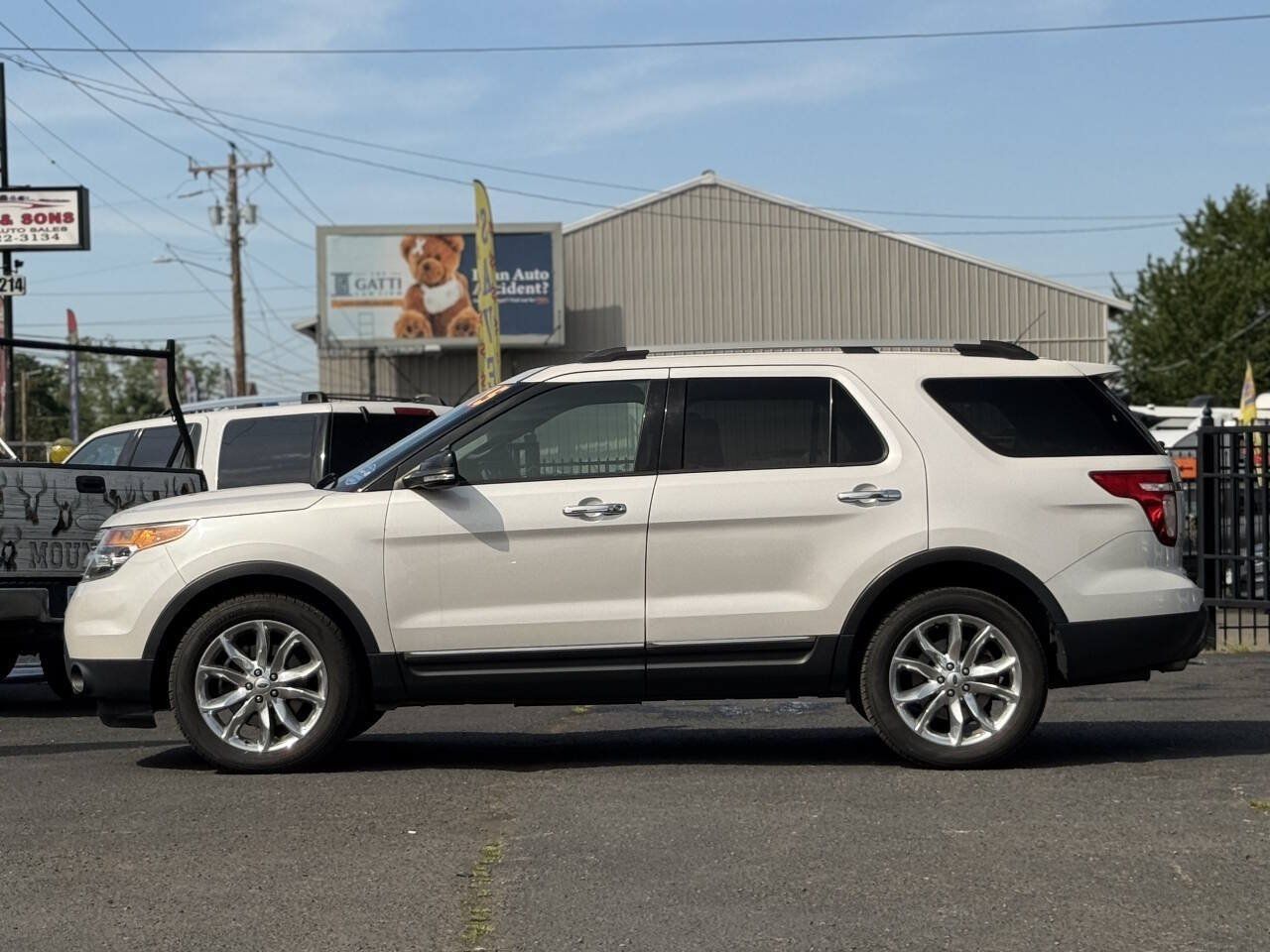 Used 2015 Ford Explorer XLT w/ Equipment Group 202A AWD/4WD image 17