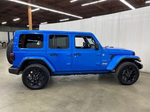Used 2024 Jeep Wrangler Unlimited Sahara AWD/4WD image 7