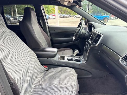 Used 2018 Jeep Grand Cherokee Laredo RWD image 28