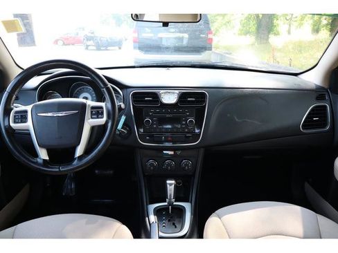 Used 2011 Chrysler 200 Touring image 9