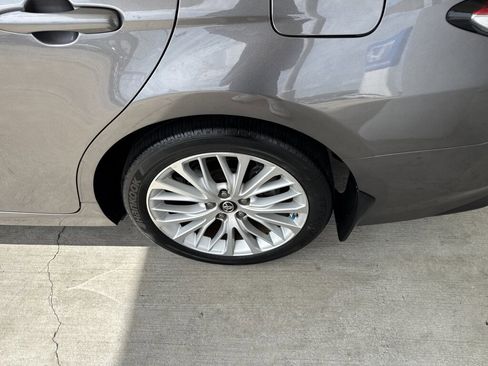 Used 2018 Toyota Camry XLE FWD image 8