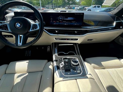 Used 2025 BMW X7 M60i image 13
